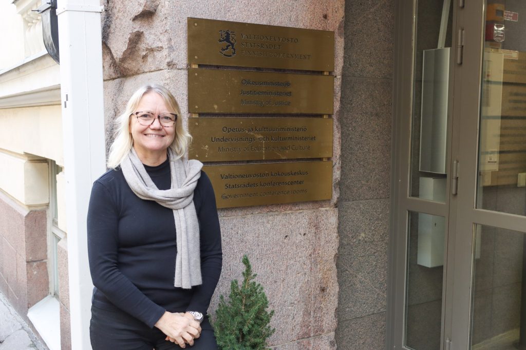 Johanna Mesch står framför statsrådets kansli.