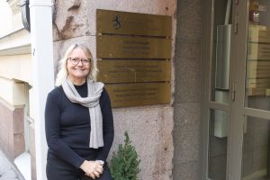 Johanna Mesch står framför statsrådets kansli.