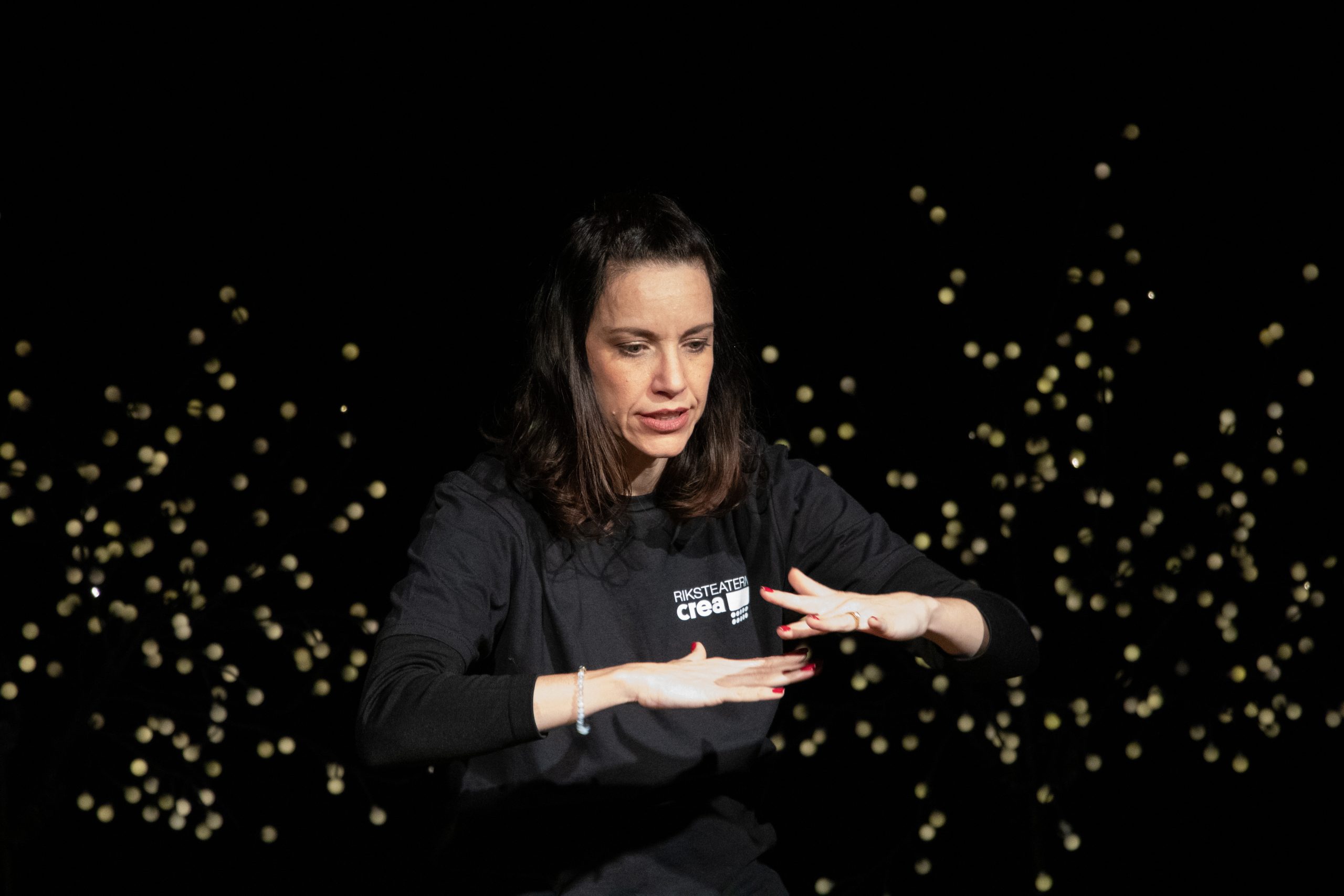 Fernanda de Araujo Machado från Brasilien uppträder med teckenspråkskonst.