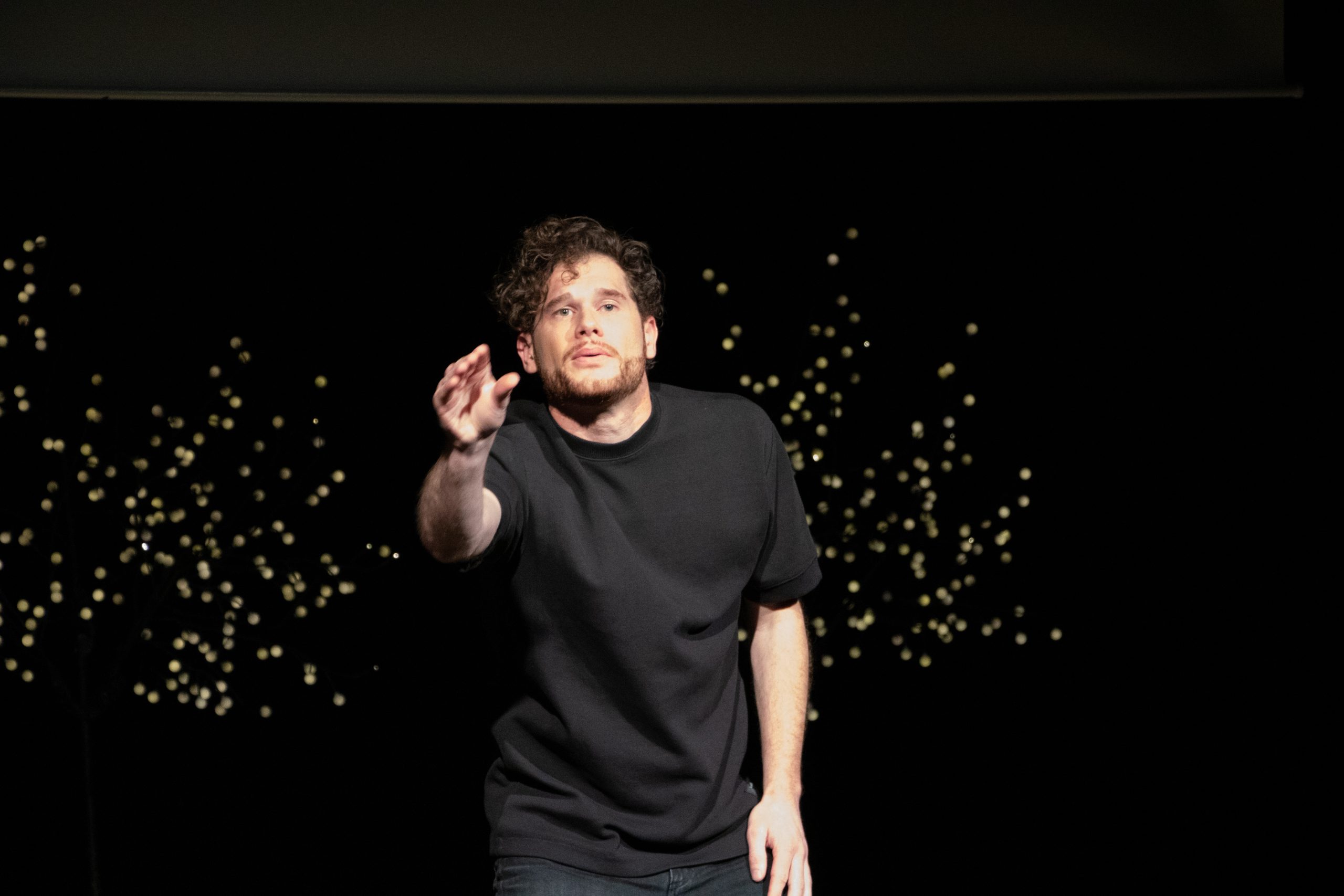 Boaz Blume från Nederländerna uppträder på scen med teckenspråkskonst.