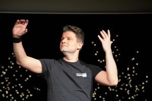 Johan Kankkonen uppträder med teckenspråkskonst.