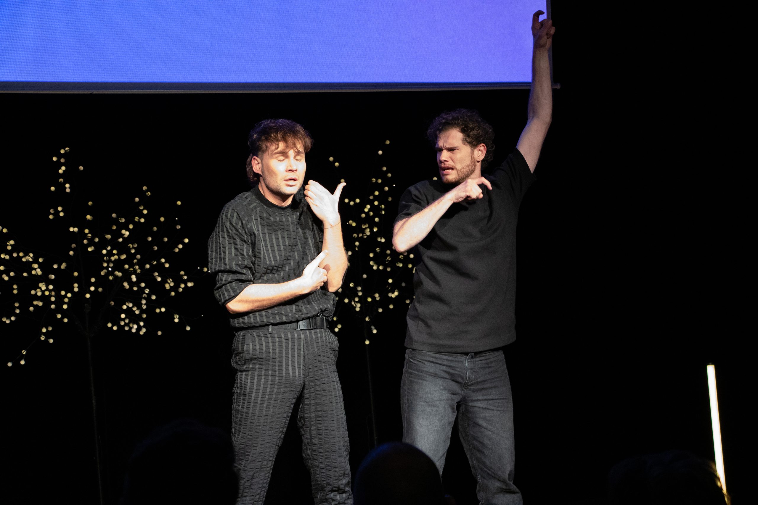 Rafael-Evitan Grombelka från Tyskland uppträdde i par med Boaz Blume från Nederländerna.