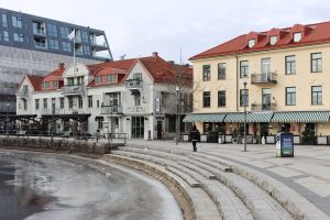 Borås. I bakgrunden syns köpcentret Pallas och ett kafe som heter Viskan.