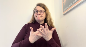 Hedvig Ledung tecknar ordet för argumentera.