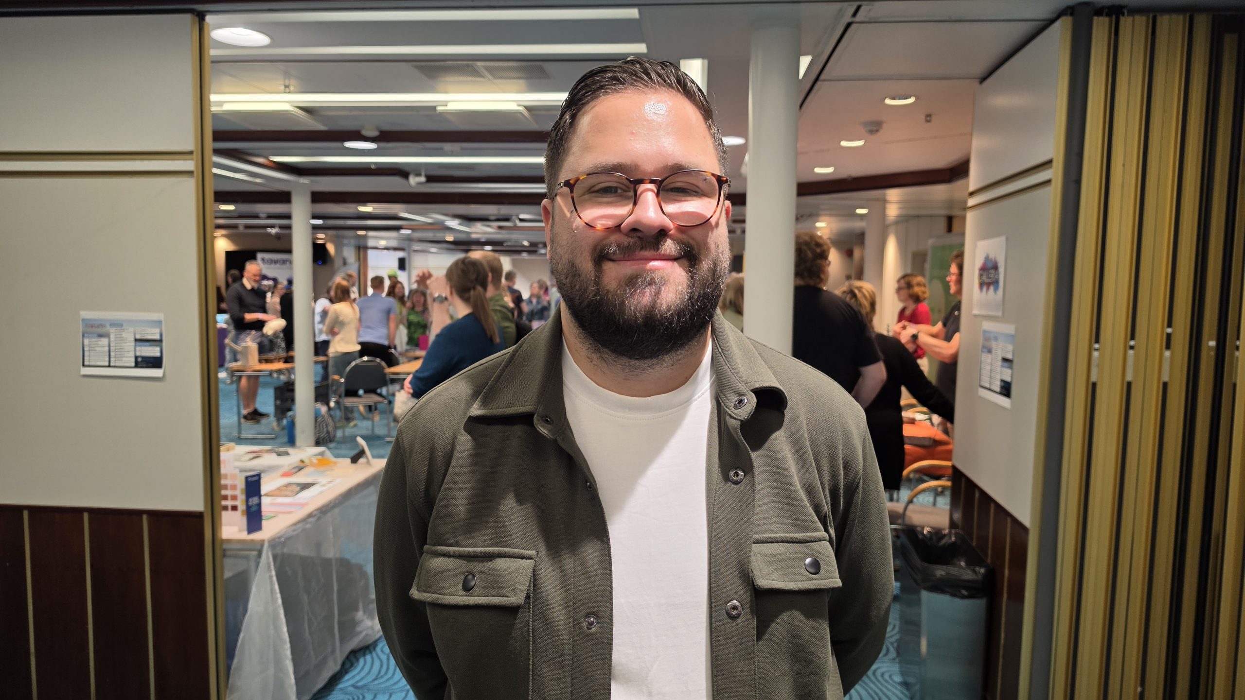 Florian Tirnovan anser att humorn skiljer sig mellan svenskar och finländare. Foto: Johan Hedrén