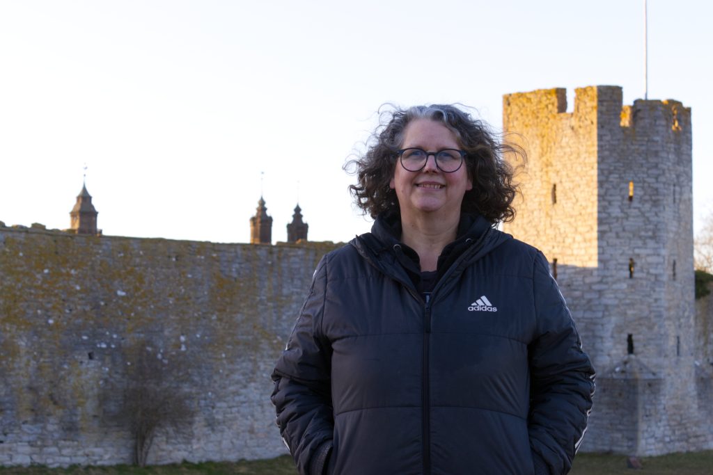 Sanna Jonsson står vid Ringmuren i Visby. Foto: Elin Westerlund