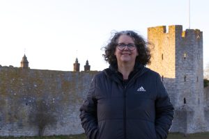 Sanna Jonsson står vid Ringmuren i Visby. Foto: Elin Westerlund