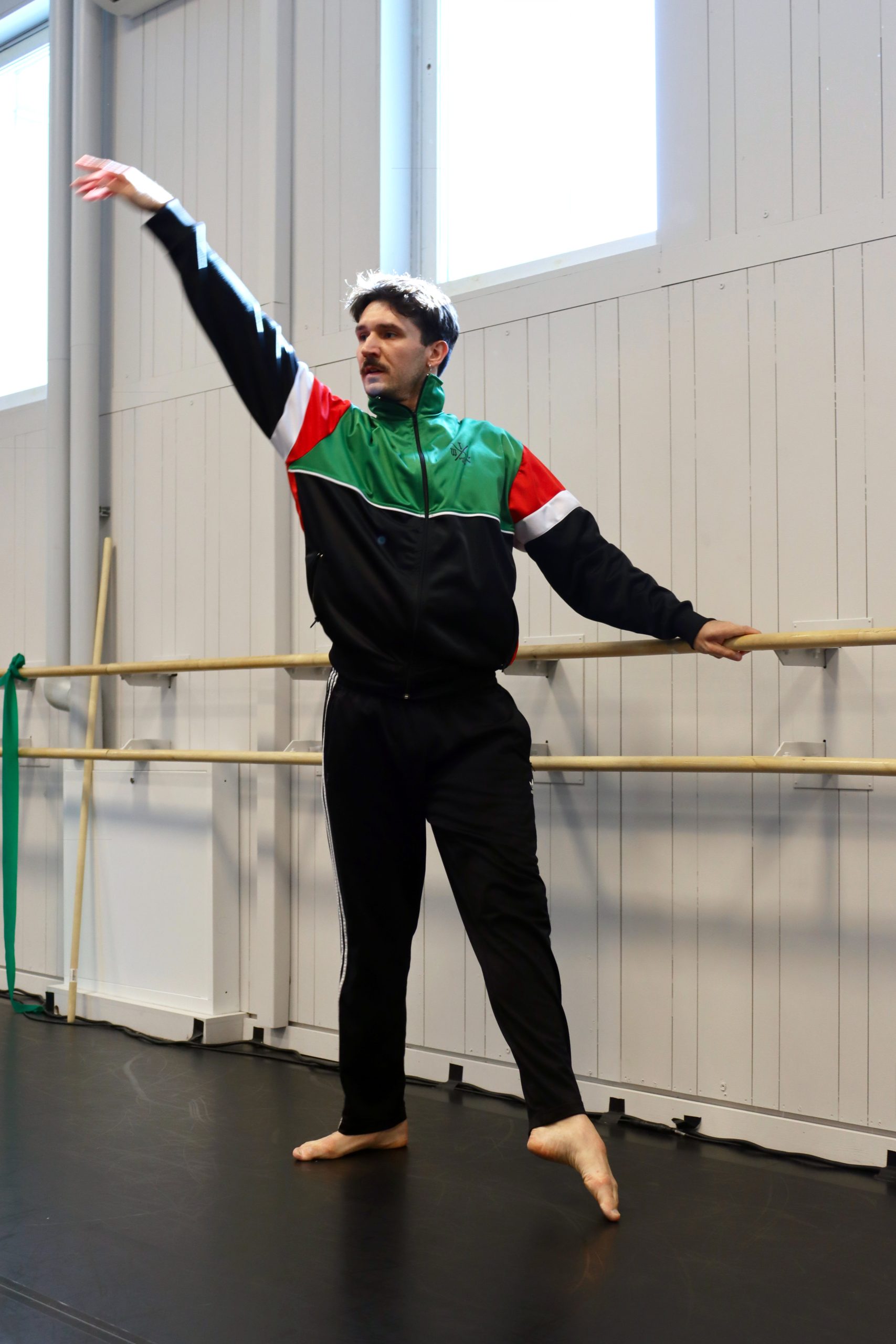 Som utbildad dansare behärskar Panos Paraschou flera stilar. Hiphop och kommersiell dans hör till hans favoriter, likaså modern dans. – Det finns inga gränser och de ger utrymme för frihet, säger Panos Paraschou. Foto: Elin Westerlund