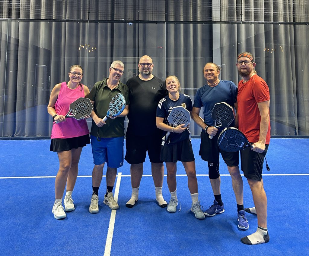 Sex spelare från IK Surd deltog i årets padelutmaning. Foto: Privat
