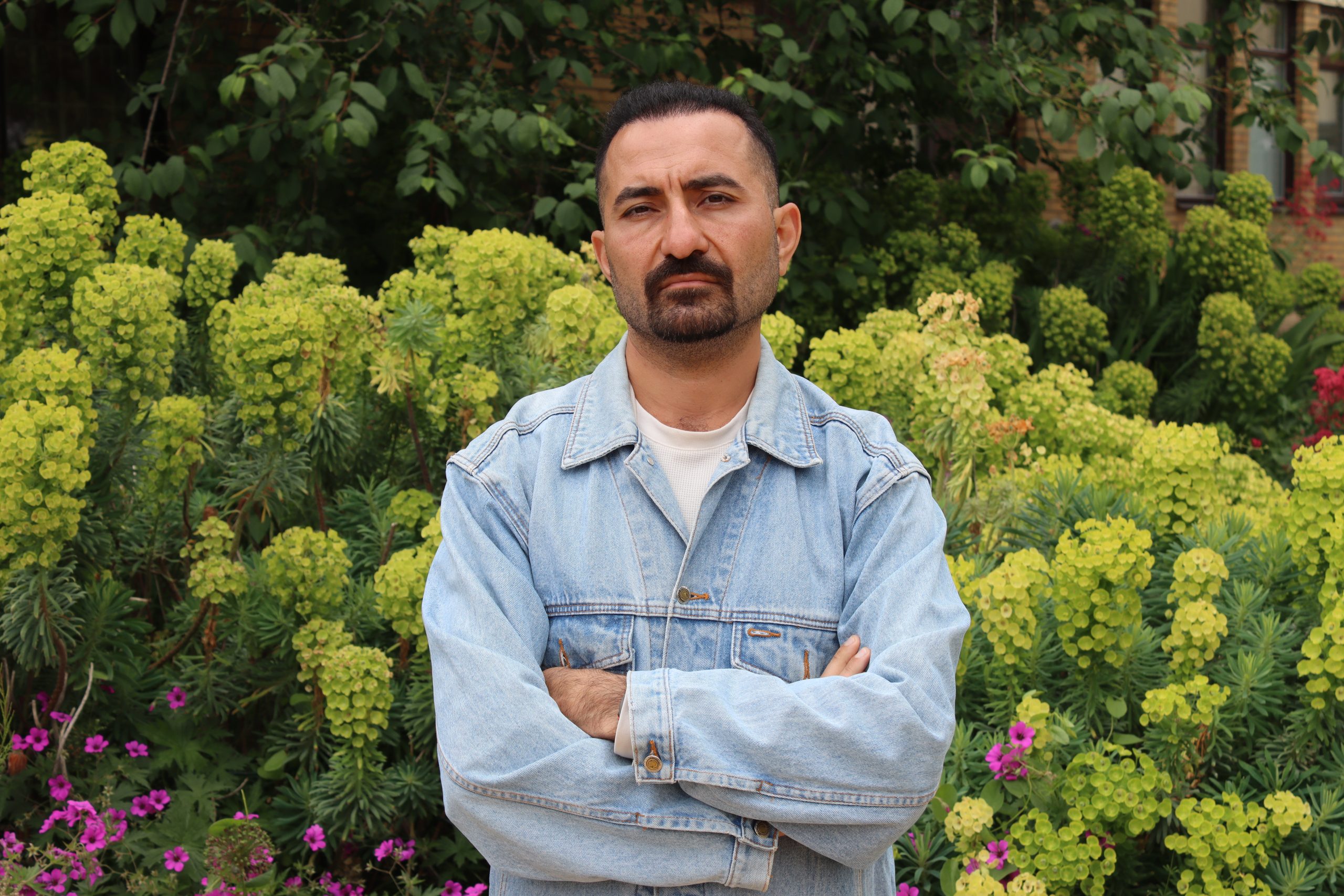 Laith Fathulla upplever att tolkbranschen generellt ser ned på döva teckenspråkstolkar, och att det speglar av sig i lönesättningen. Foto: Elin Westerlund